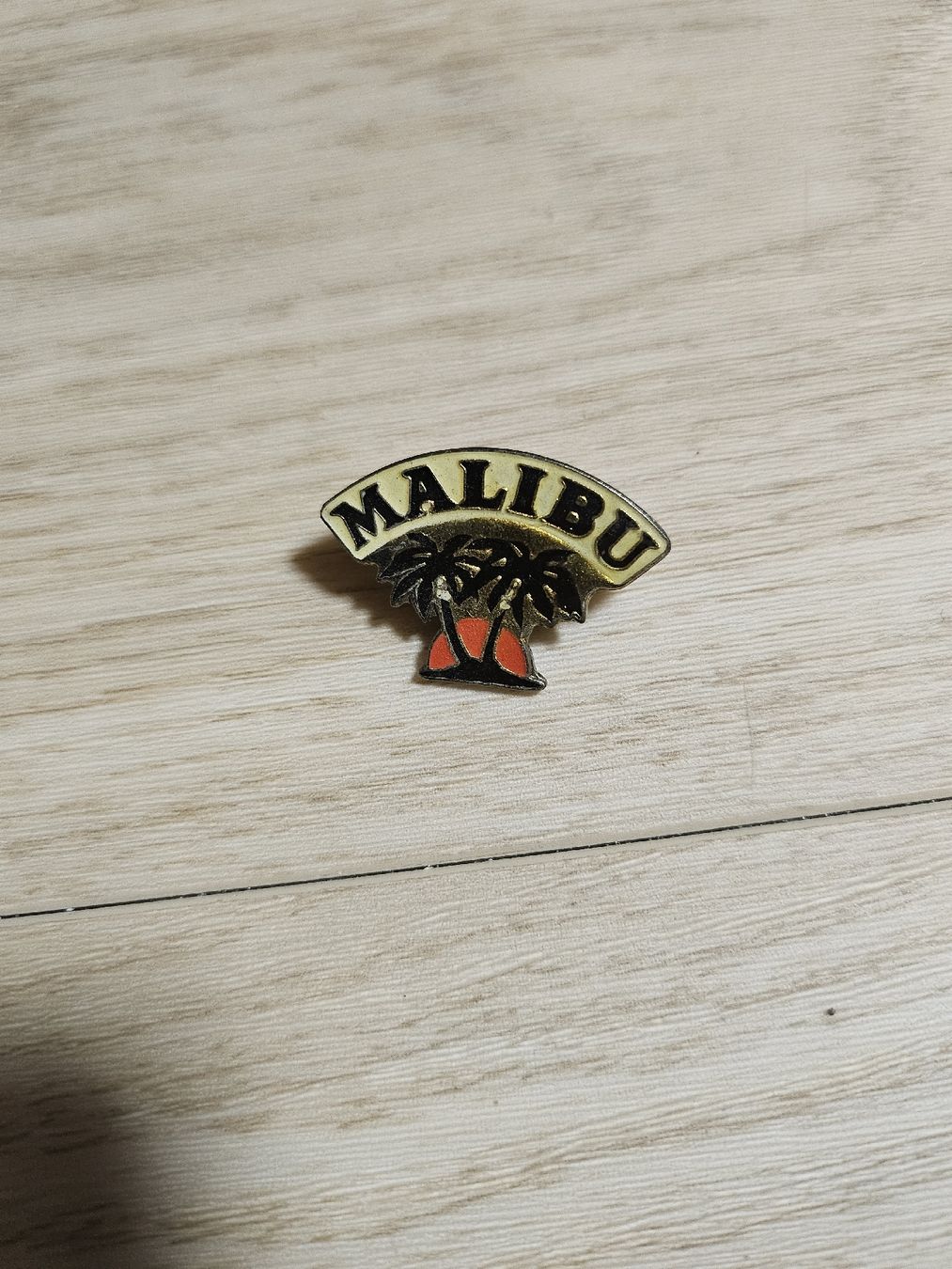 Placchette & Badge: Pin's vintage Malibu – Usato da La Joux FR venduto da car_ck96