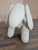 Banc en forme de chien en béton