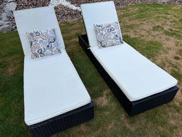 2 Rattan-Liegestühle mit Beistelltisch und Matratzen