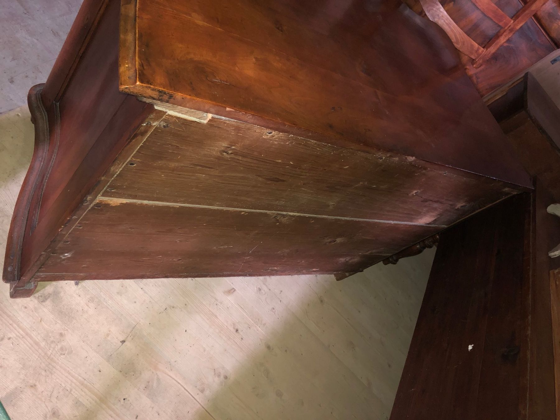 Cassettiere: Commode galbée baroque zurichoise Kommode antik – Usato da St-Cierges venduto da LeRegain 2