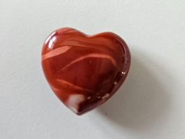 sehr schöner Heilstein aus rotem Jaspis Herz, als Anhänger
