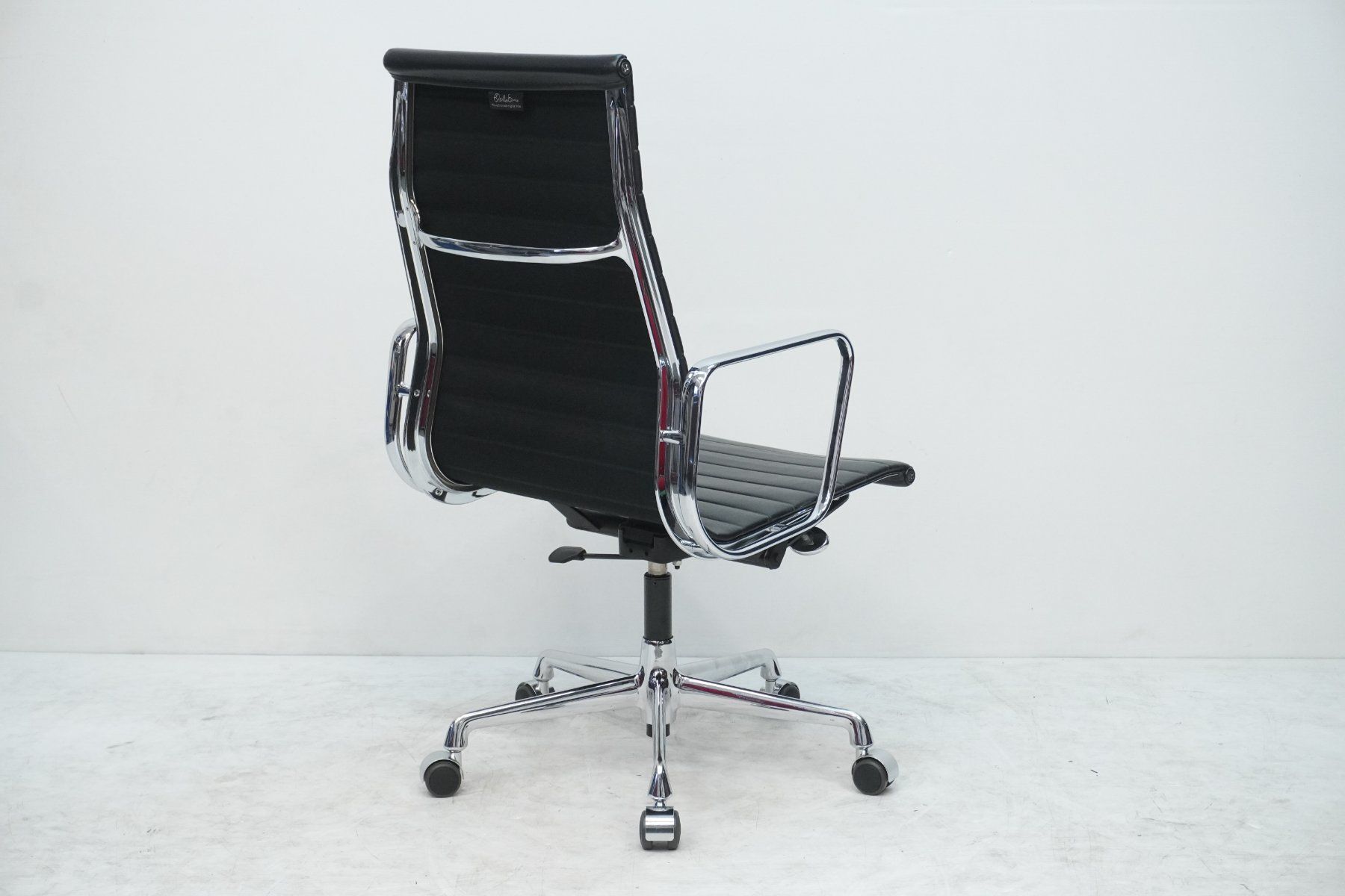 Vitra Stühle: Vitra Eames Alu Chair EA119 Leder Designklassiker – Gebraucht aus Bad Zurzach von QLASSIQ 3