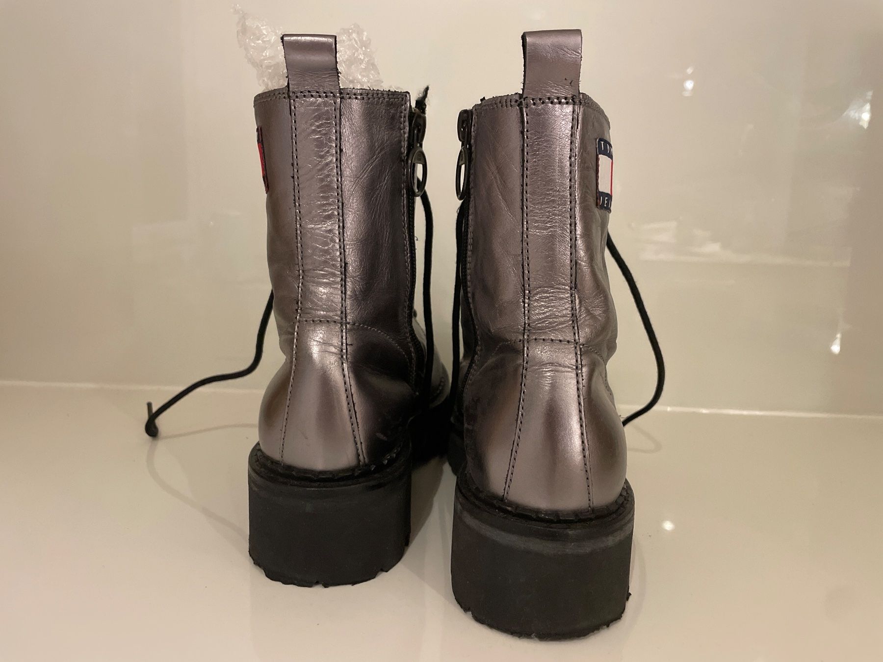Tommy Hilfiger Damenschuhe: Silbrige TOMMY JEANS Leder Boots Gr. 37 – Gebraucht aus Frasnacht von GracyStore 1