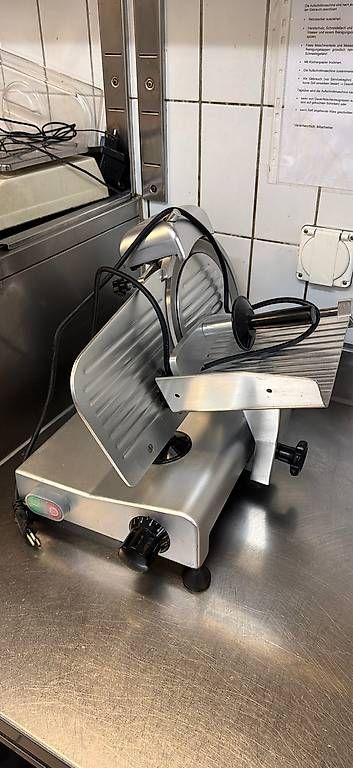 Küchengeräte: Aufschnitt Schneidemaschine  – Gebraucht aus Bern von Gastro27