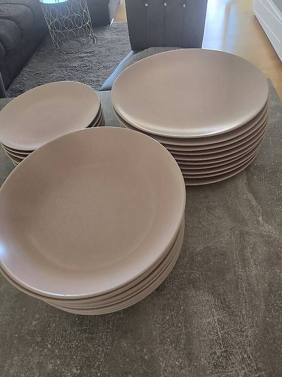 Ikea Assiettes: Rosa IKEA Teller – D'occasion à Untersiggenthal par iri_qcv7