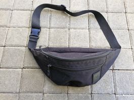 Schwarze Hüfttasche Y.T. - Perfekt für den Sommer! ☀️😎