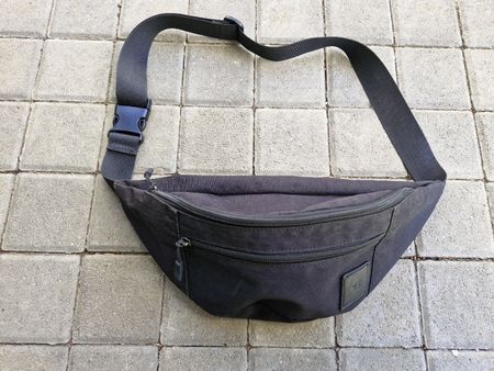 Schwarze Hüfttasche Y.T. - Perfekt für den Sommer! ☀️😎