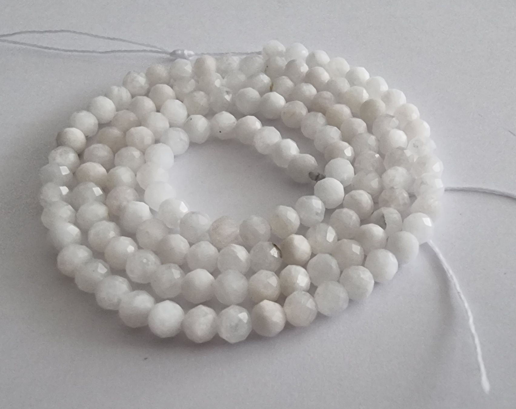 Minerali & Pietre curative: Mondstein facettiert 3mm. Strang – Nuovo e nell'imballaggio originale da Menziken venduto da Mirager 2