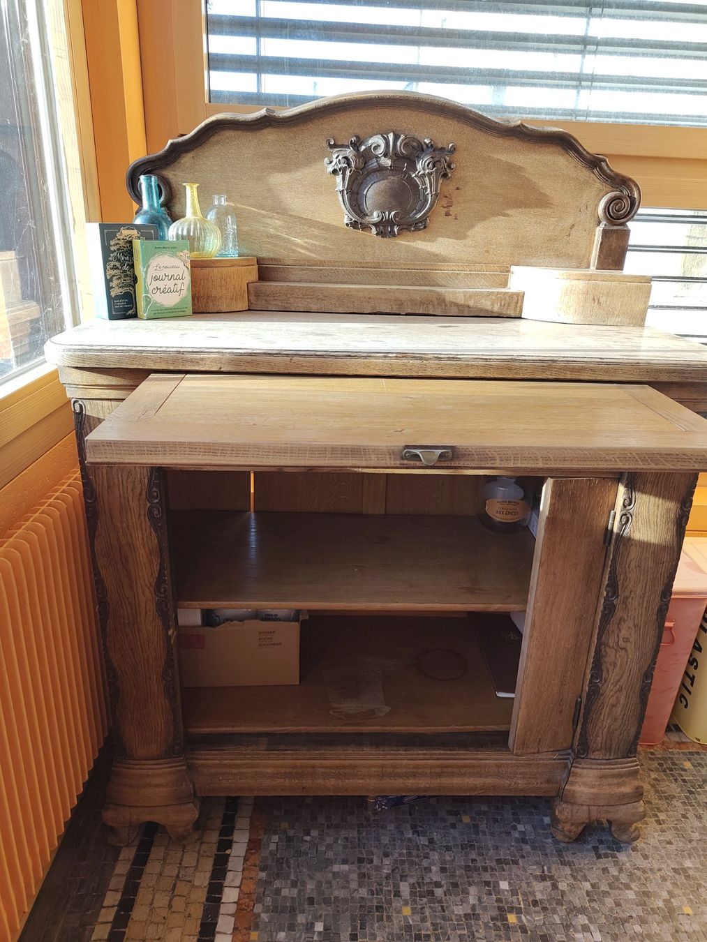 Credenze: Buffet bas en chêne sculpté - Style Métier – Usato da Neuchâtel venduto da CaritasNE