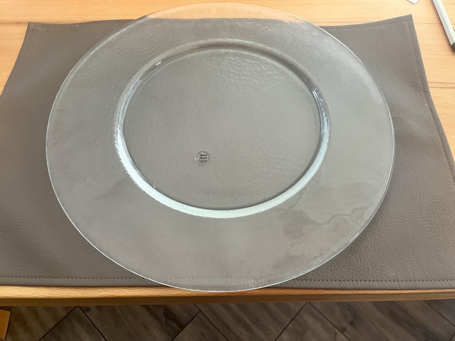 Glasi Hergiswil Teller: 6 Platzteller Glasi Hergiswil, 32 cm Durchmesser – Gebraucht aus Strengelbach von Lucaernest