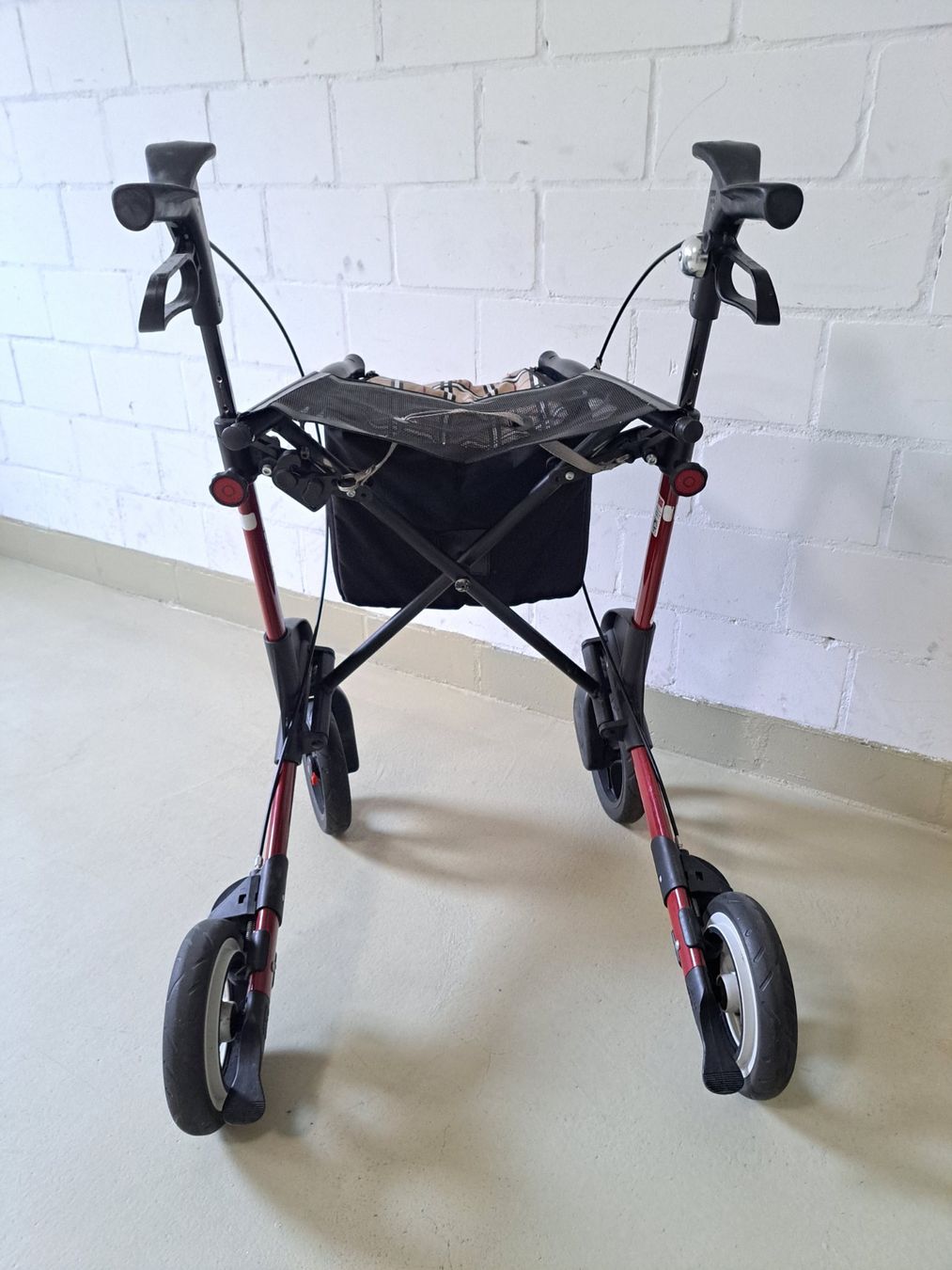 Ausili per la deambulazione: TOPRO Troja Rollator 2G M in rot mit Einkaufstasche – Usato da Hauptwil venduto da ms6_x9gg 1