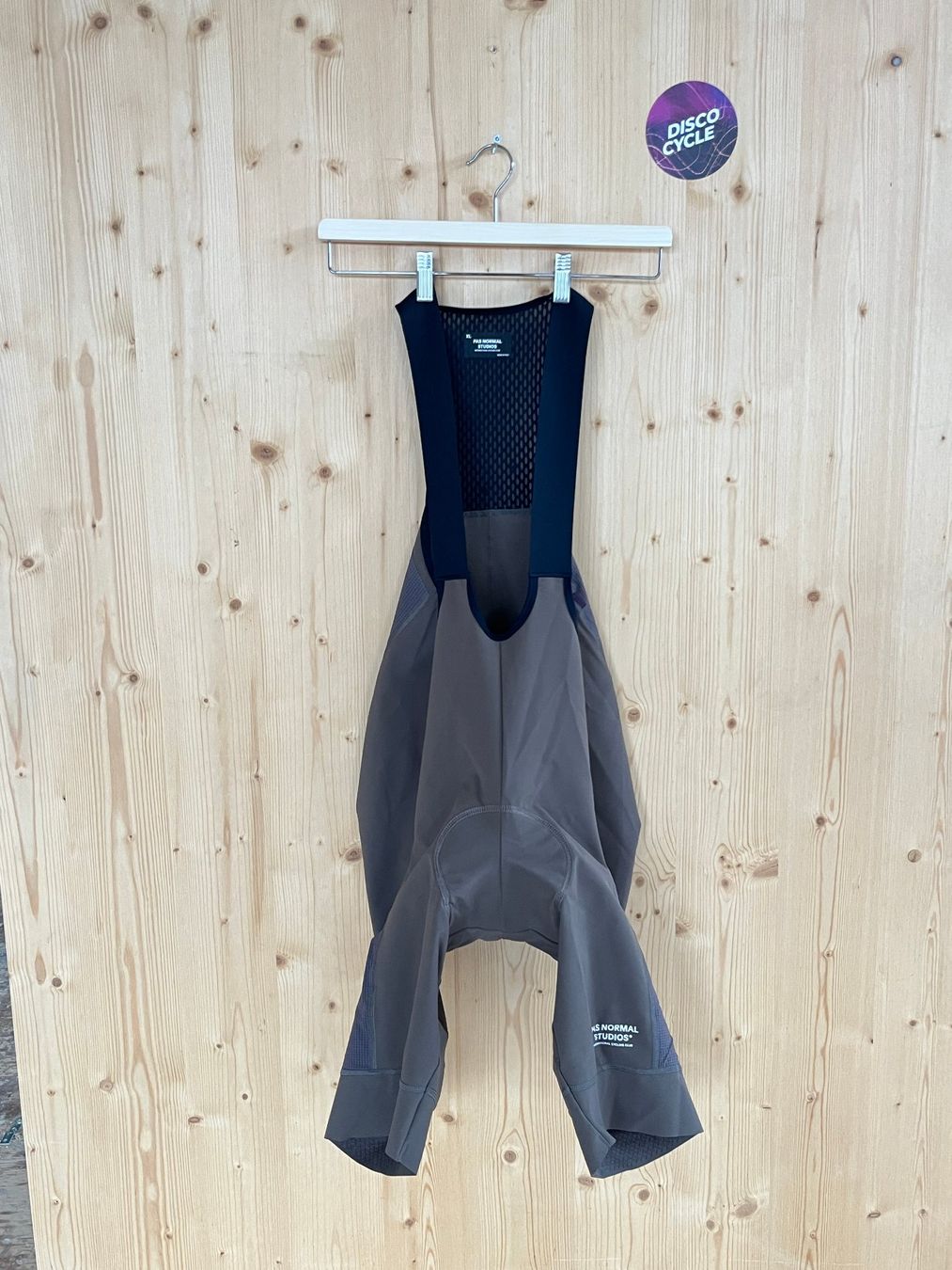 Pas Normal Studios Pantaloni: % Pas Normal Studios Men's Escapism Bibs - Dark Stone  XL – Nuovo e nell'imballaggio originale da Bern venduto da Disco_Cycle