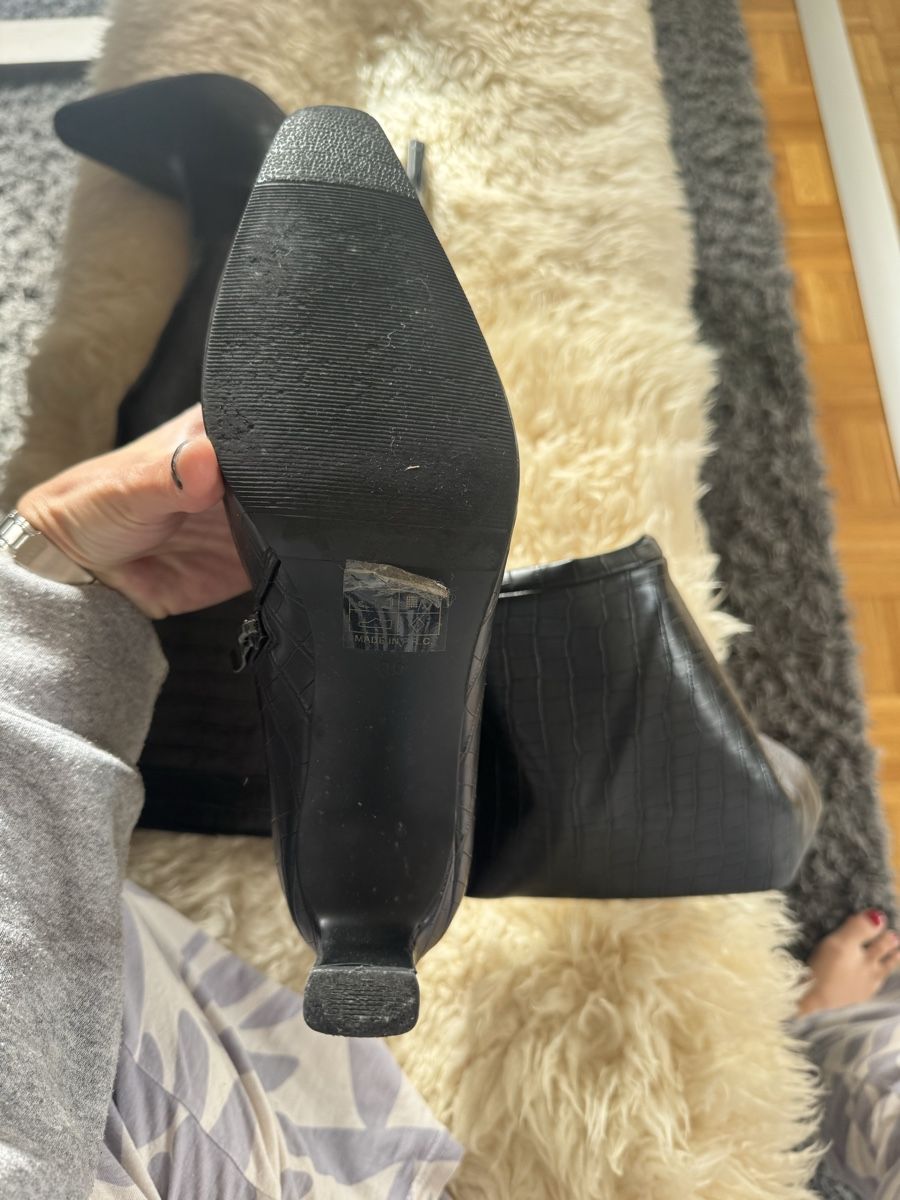 Chaussures femmes: Black Knee-High Boots with Crocodile Pattern Size 39 – D'occasion à Baar par sal_g57c 4