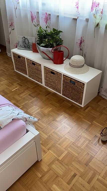Scaffali: 2 IKEA Regale weiss, ältere Version + 4 Körbe  CHF 40. – Usato da Kilchberg ZH venduto da bst_v6m8