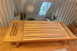 „Vintage Massivholz-Bett / Bettgestell im Stil der 70er-Jahr
