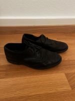 Schwarze Lederschuhe