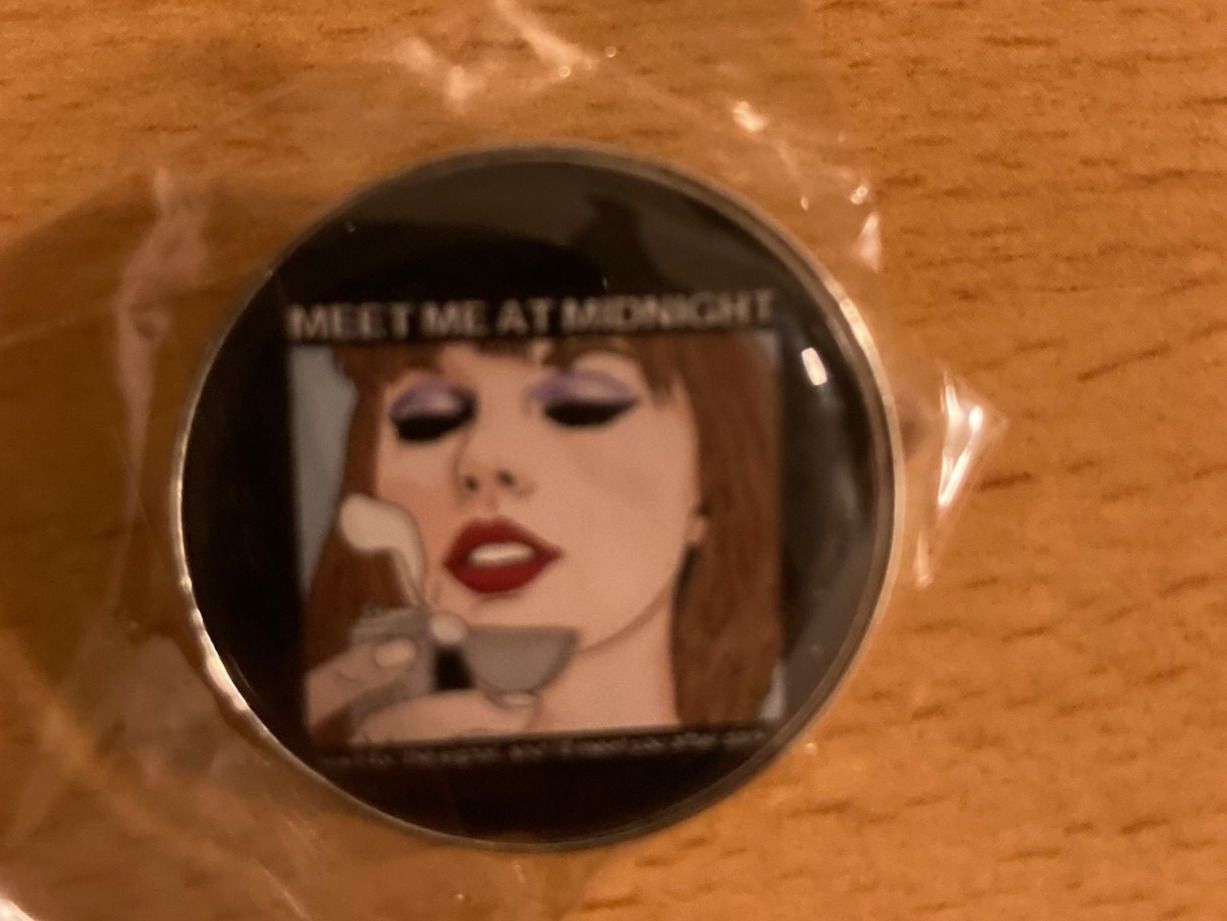 Spille & Fermagli: Taylor Swift -  Pin Anstecker Pop – Nuovo (secondo la descrizione) da Horn venduto da abutre72