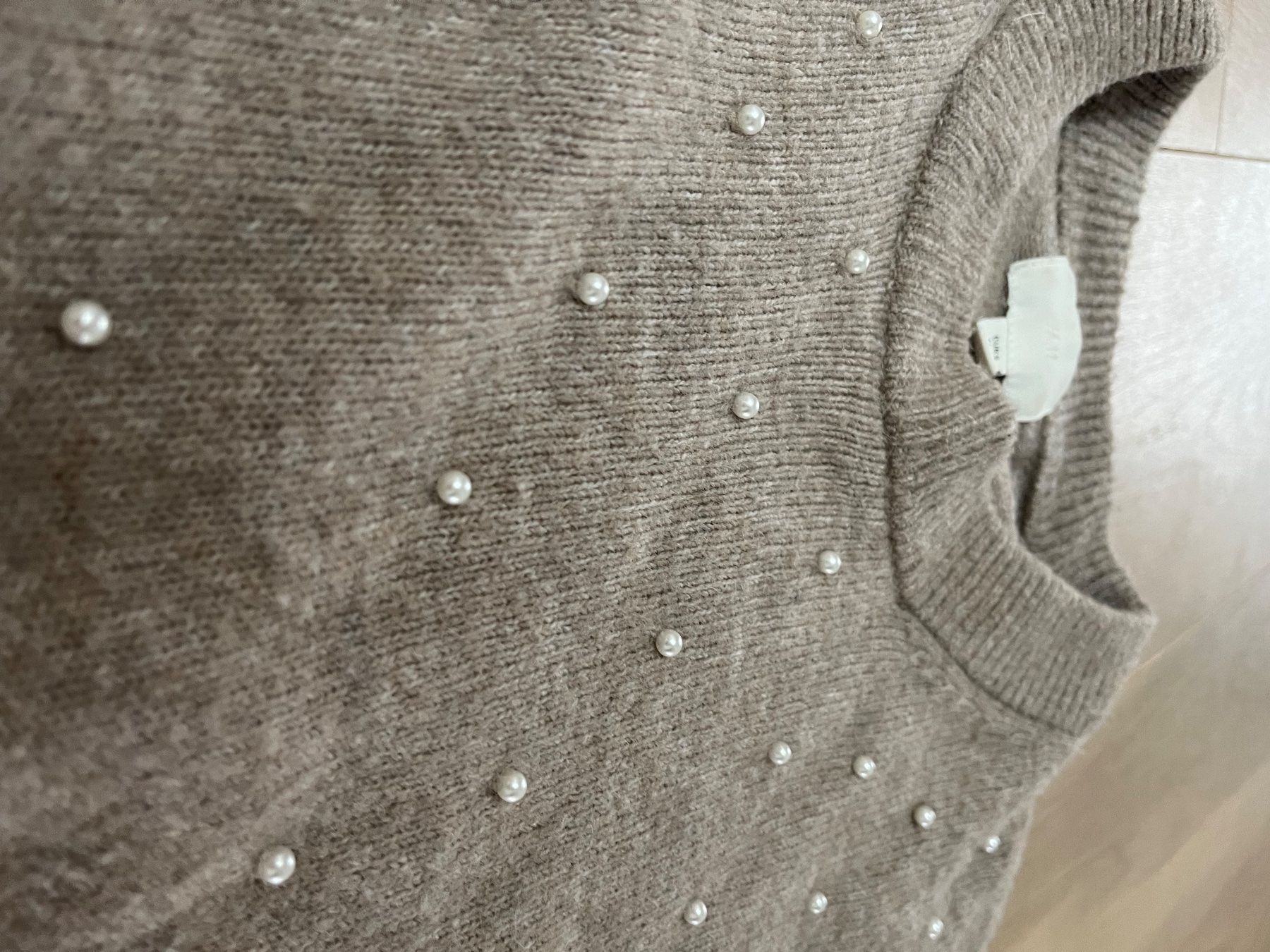 H&M Maglioni & Felpe: Perlenbesetzter Feinstrickpullover in Taupe von H&M – Usato da Uitikon Waldegg venduto da YRH 2