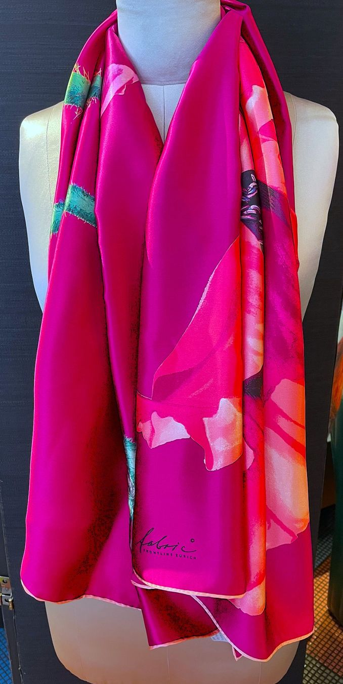 Fabric Frontline Foulards, Tücher & Schals: Seidenschal Fabric Frontline – Neu (gemäss Beschreibung) aus Zürich von Poppy108 1