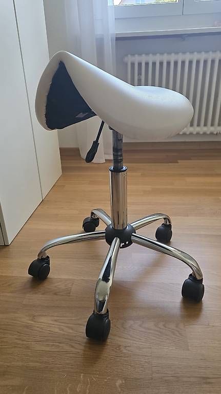 Hocker: Ergononischer Hocker in weiss
 – Gebraucht aus Effretikon von SuuitAnsch