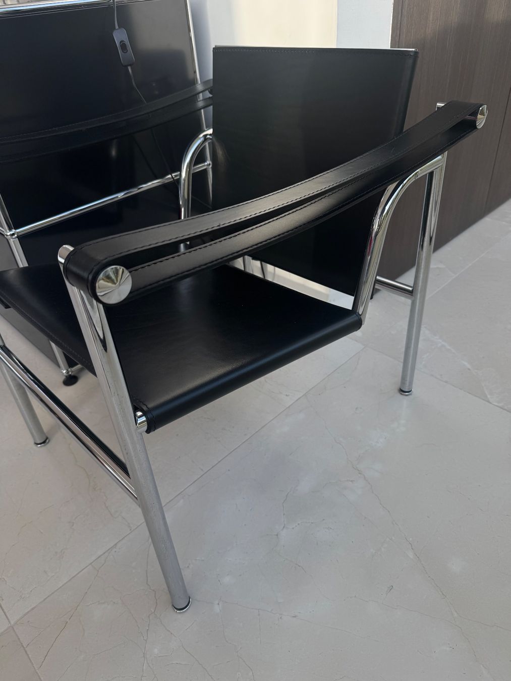 Cassina Poltrone: 2 Cassina Fauteuils schwarzes Leder – Usato da Basel venduto da VIO100