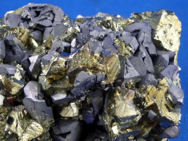 Minerali & Pietre curative: Chalkopyrit mit Galena – Usato da Schinznach Bad venduto da Demerald 3