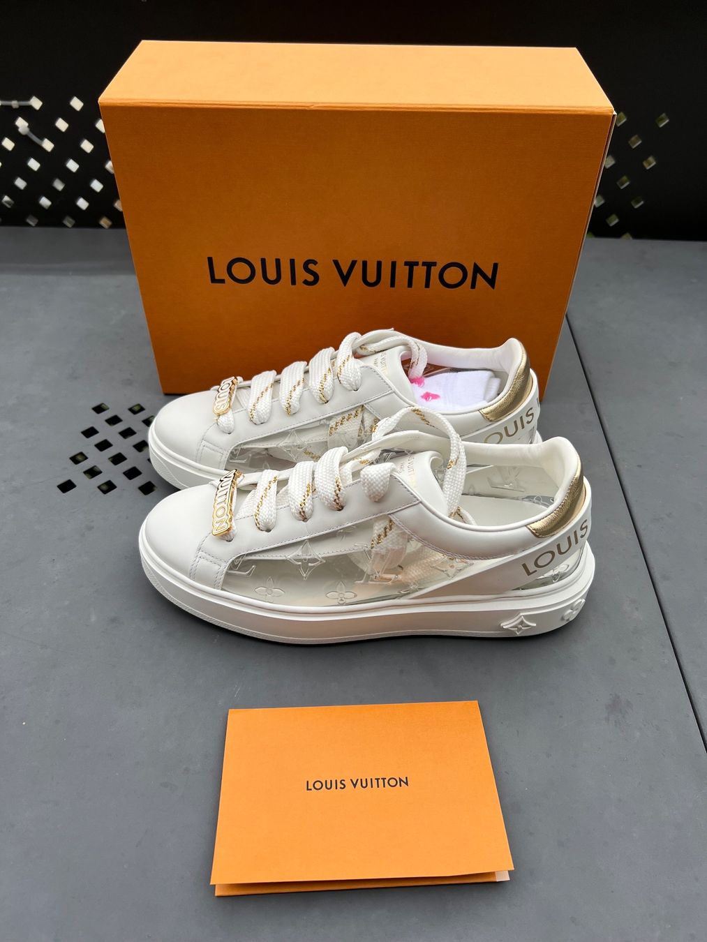 Louis Vuitton Scarpe da donna: Neue Louis Vuitton TIME OUT SNEAKER - Grösse 37.5 – Nuovo e nell'imballaggio originale da Holzhäusern ZG venduto da MitgliedSeit2011 1