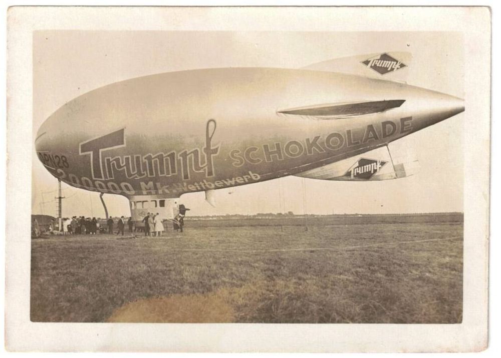 Original Foto Zeppelin mit Werbung Trumpf Schokolade (Gebraucht) in ...