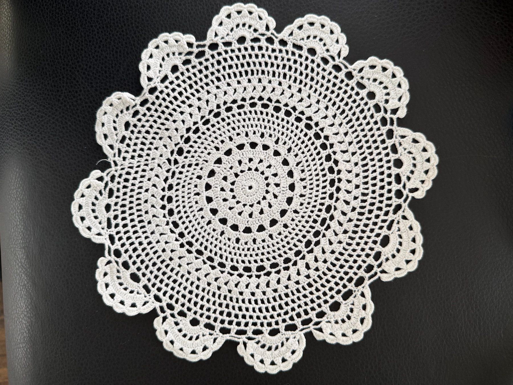 Sottobicchieri: Spitzendeckchen  Untersetzer  gehäkelt  Farbe weiss – Usato da Subingen venduto da ArtBead