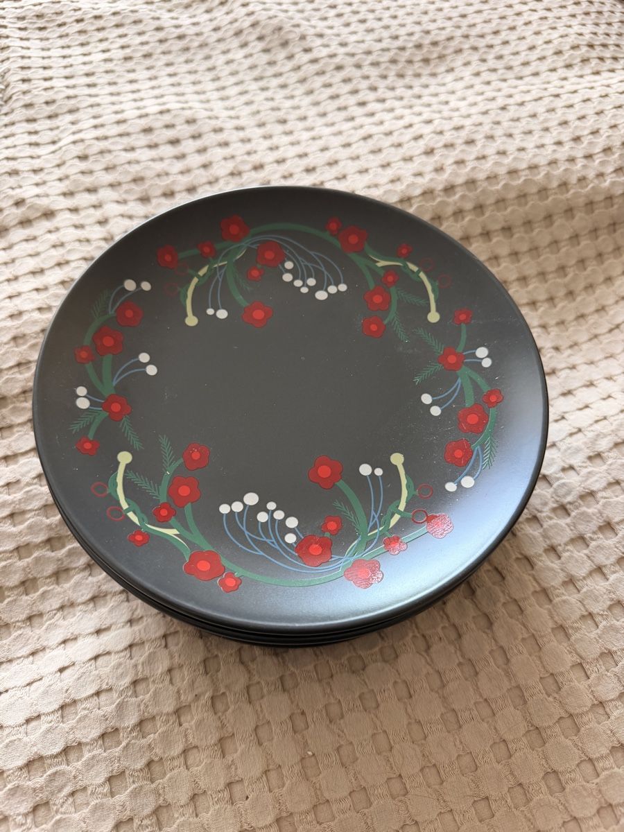 Ikea Assiettes: 10x IKEA Teller dunkelgrau mit Blumenmotiv – Neuf (Voir description) à Endingen par BuffyCreamy