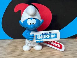 Schlumpf mit Schild "Keep on Smurfing", Schleich-Serie 2025