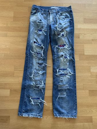 Poppige Hose mit rissen