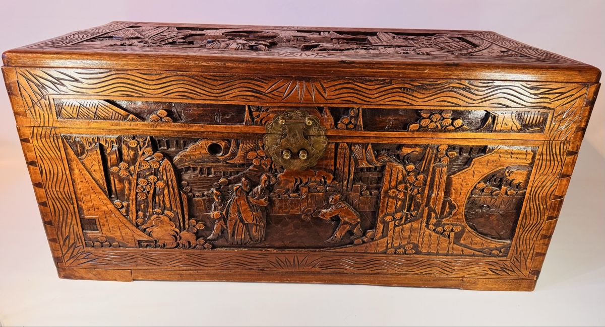 Cassapanche: Grosse Campherholz Truhe geschnitzt Deko – Usato da Rombach venduto da vir_2dsd