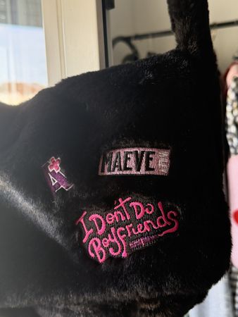 Sac bandoulière H&M noir fausse fourrure Maeve brodé neuf