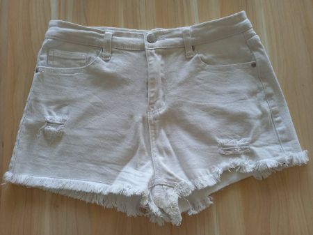 Damen-Jeansshorts in Gr. S - mit Fransen und Löcher