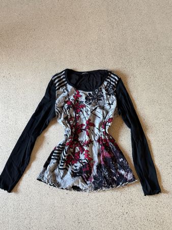 Haut manches longues Taifun noir motif floral bon état