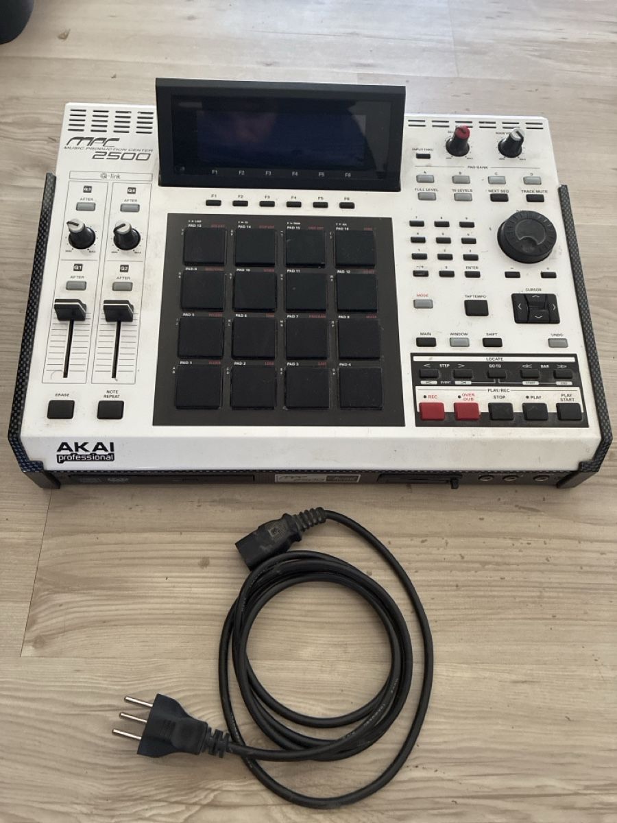 Akai Strumenti musicali: AKAI MPC2500SE – Nuovo (secondo la descrizione) da La Chaux-de-Fonds venduto da LeGoofre