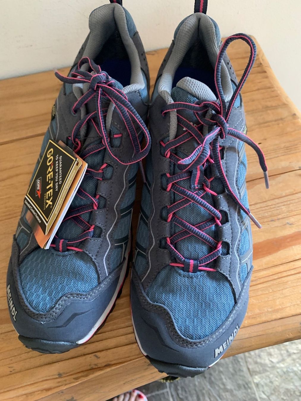 Meindl Scarpe da donna: MEINDL Gore-Tee Wanderschuhe Trekkingschuhe Gr. 41 **NEU** – Nuovo e nell'imballaggio originale da Meiringen venduto da luanik 1