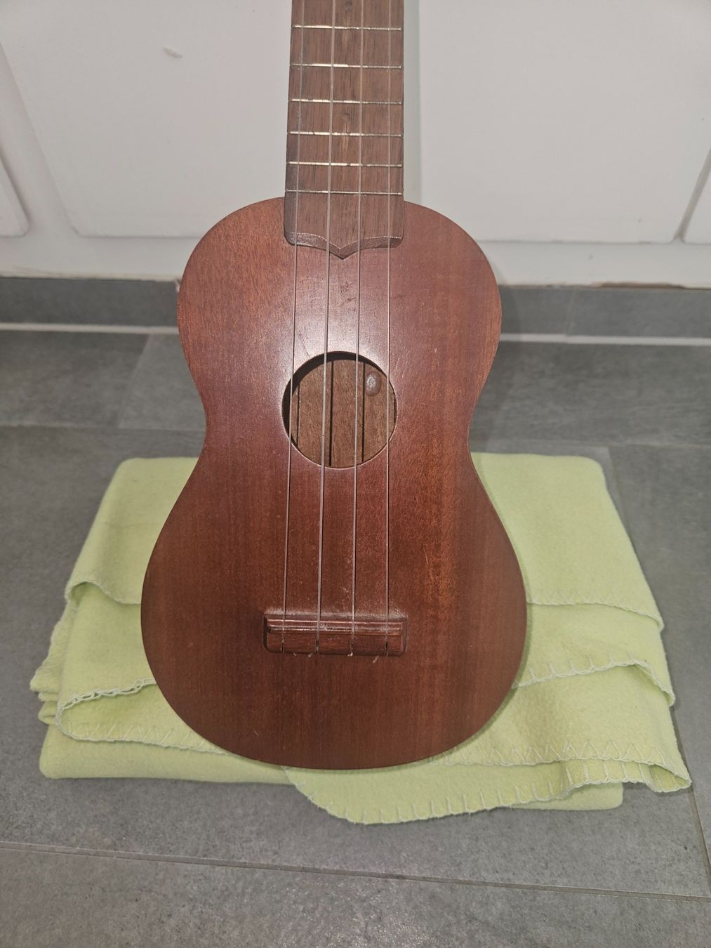 Musikinstrumente: UKULELE MIT 4 SAITEN – Gebraucht aus Basel von FirstClass4000 1