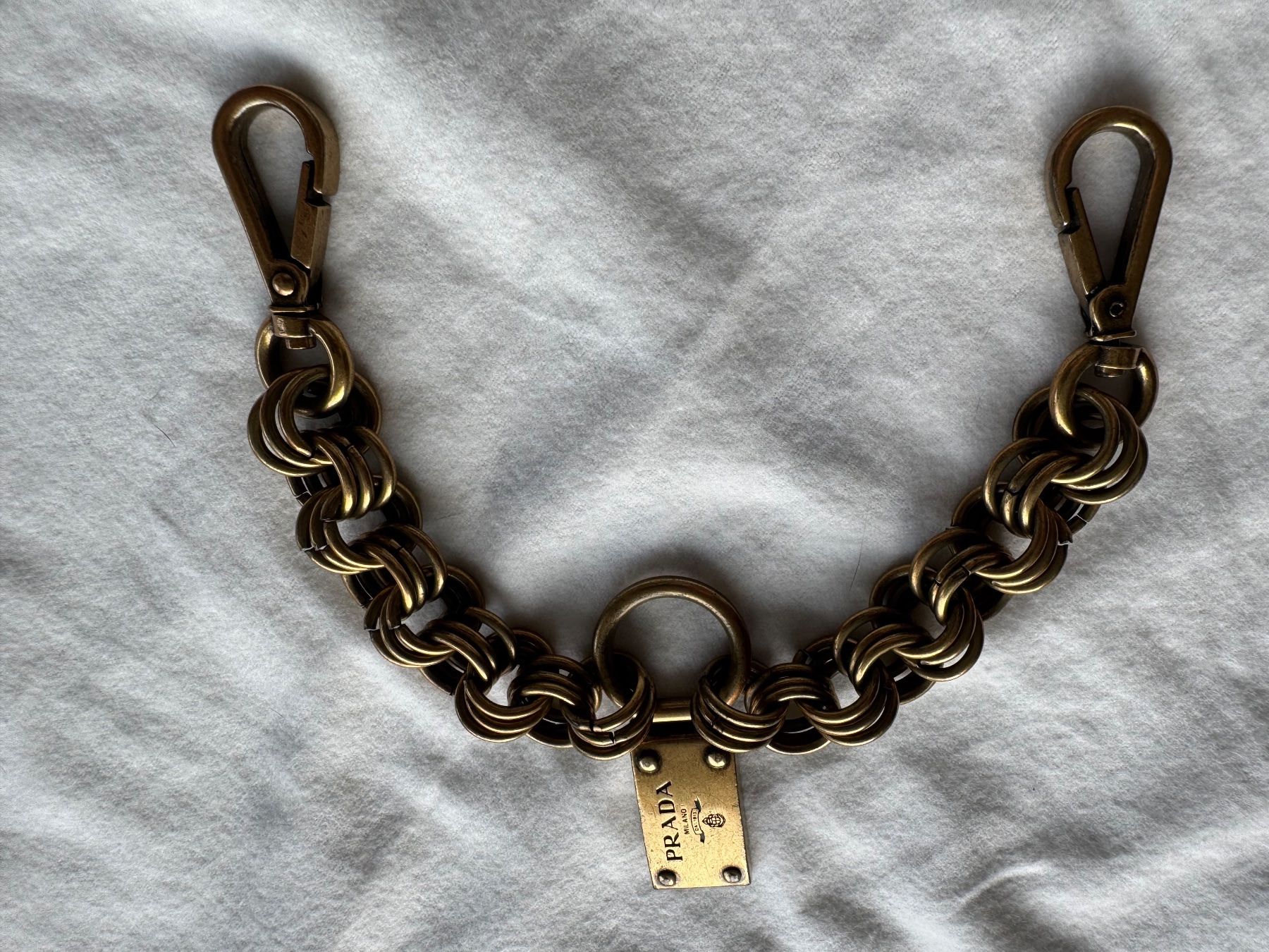 Prada Catenine: RARER PRADA TASCHEN KETTE / ANHÄNGER IN MESSING – Usato da Binningen venduto da Chaussie