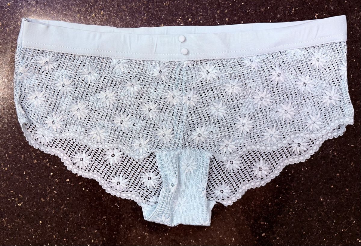 Sonstige Unterwäsche: Hellblaue Panty, Grösse 40/42, Spitze neu – Neu (gemäss Beschreibung) aus Lyss von Sibella56