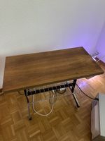 Petite table d’appoint sur roulettes avec étagère