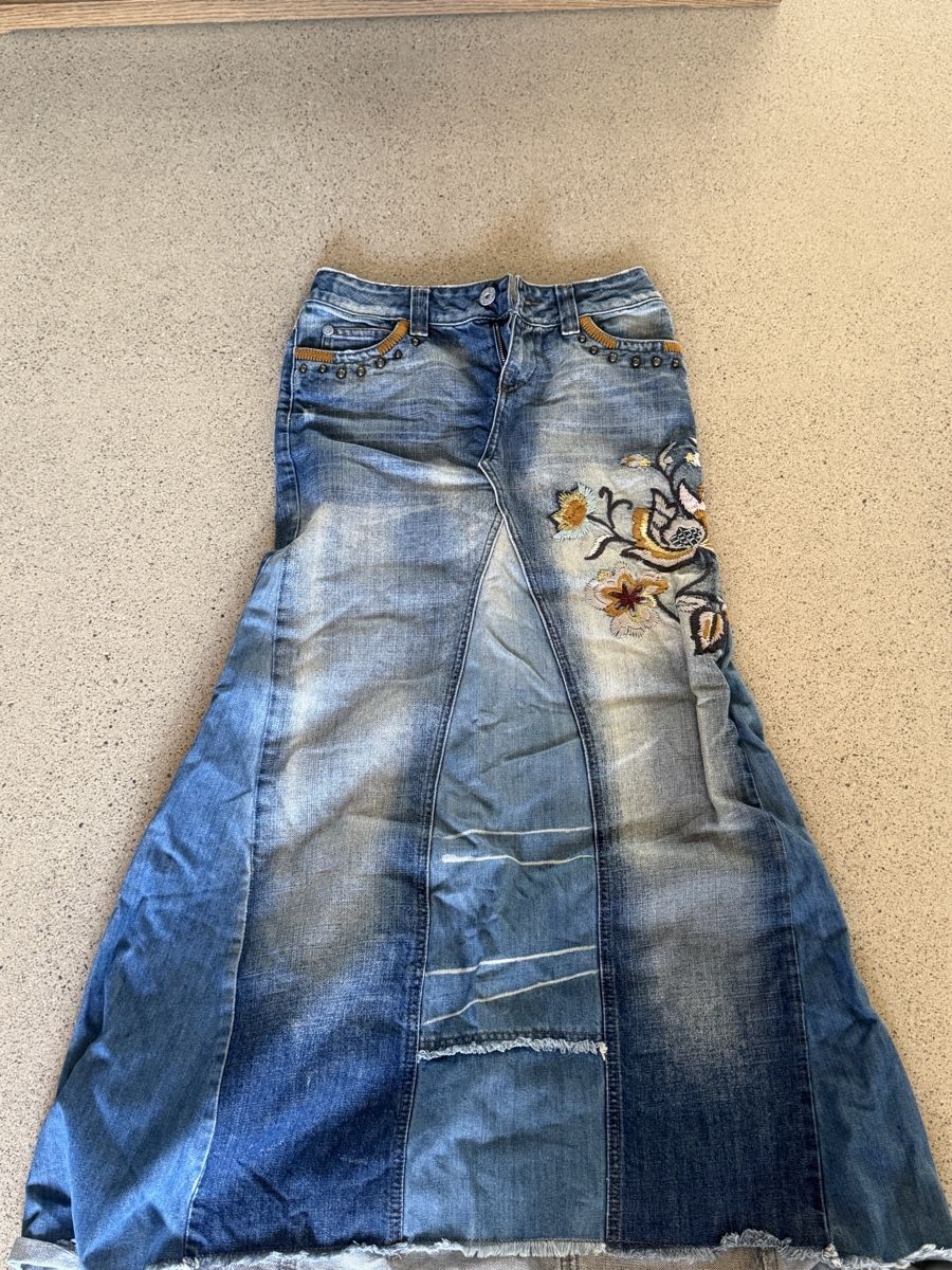 Gonne: Jupe longue en jean style patchwork brodée taille 36 38 – Usato da Brugg AG venduto da christelleamanda