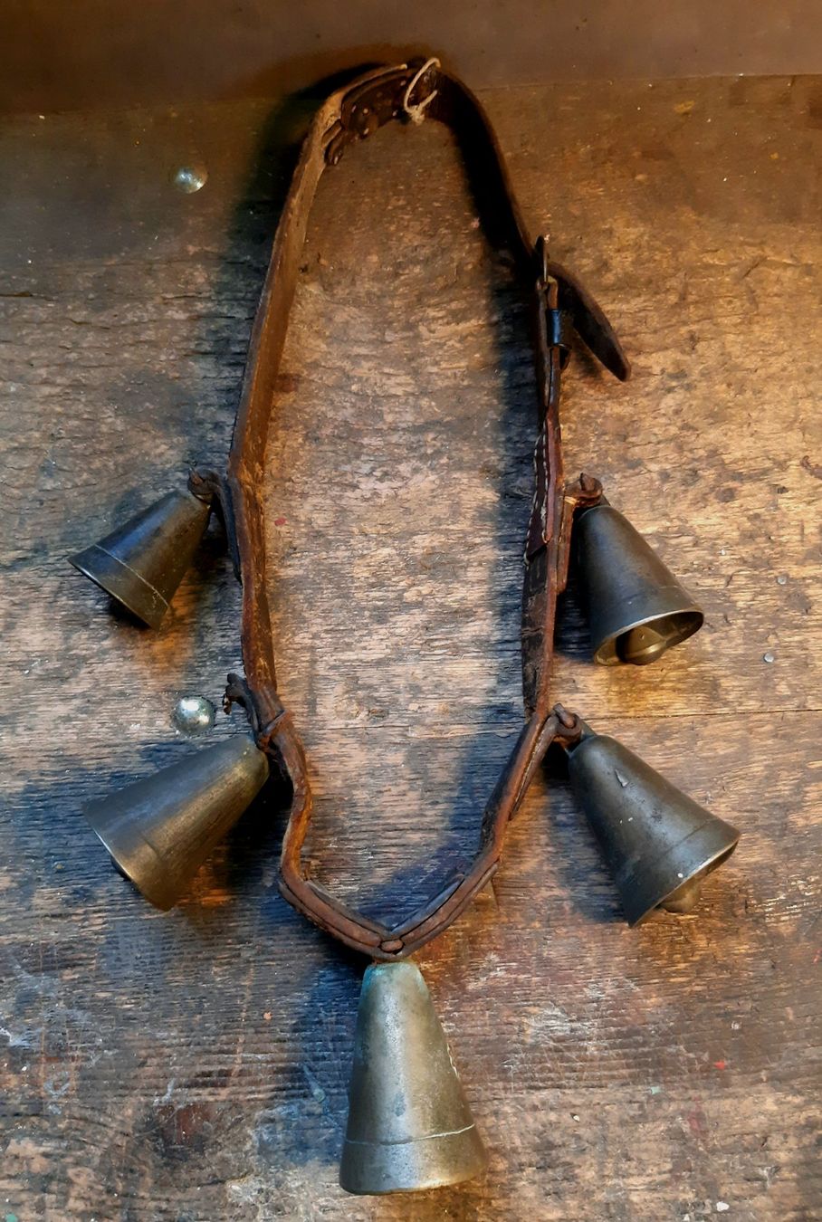 Campanacci mucche: Antiker Glocken Schellen Riemen – Usato da Arbon venduto da torso444