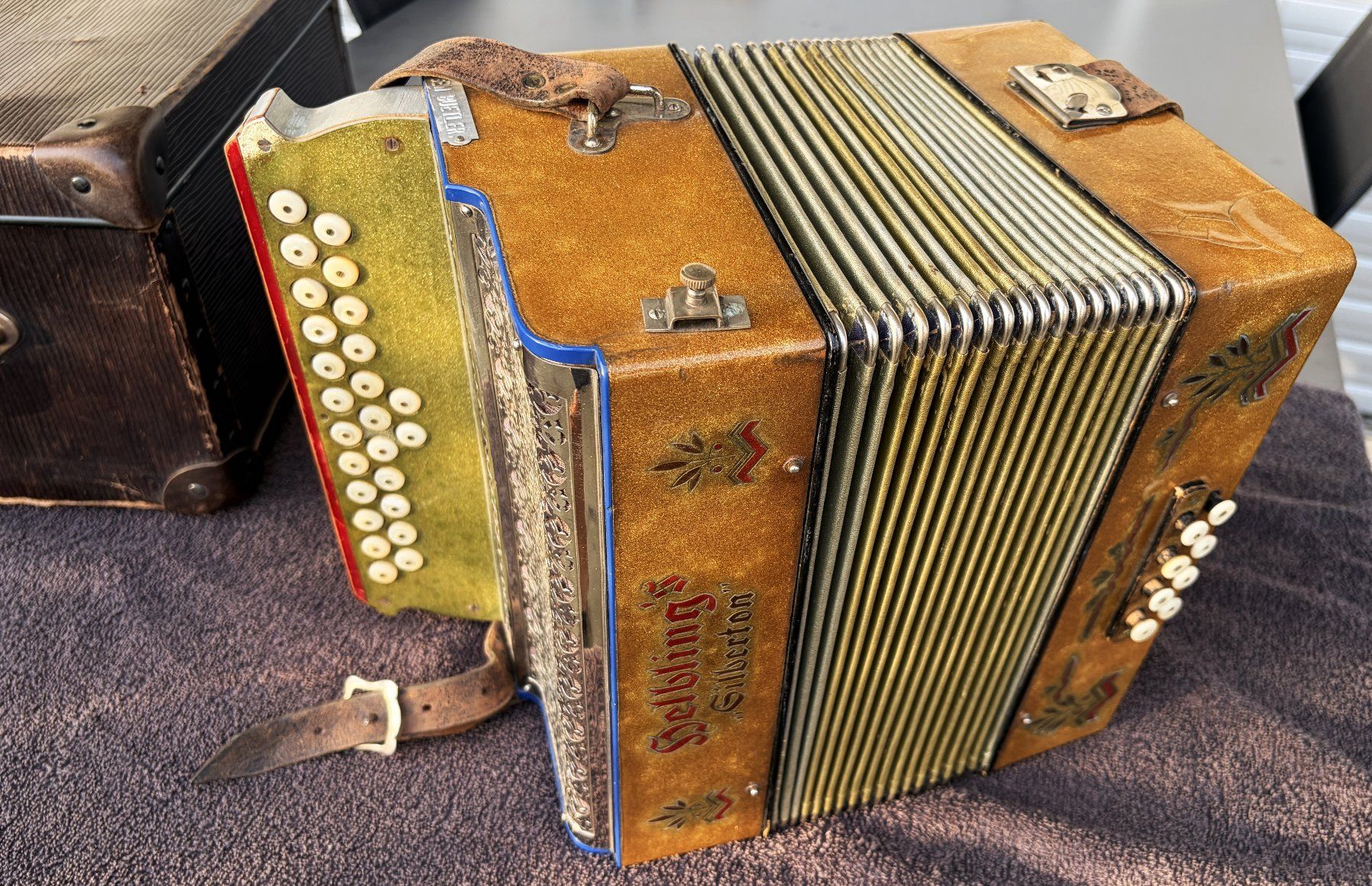 Helbling Musikinstrumente: Akkordeon Schwyzerörgeli Helbling's Silberton mit Koffer – Gebraucht aus Wangen b. Olten von Buntgemischt 1