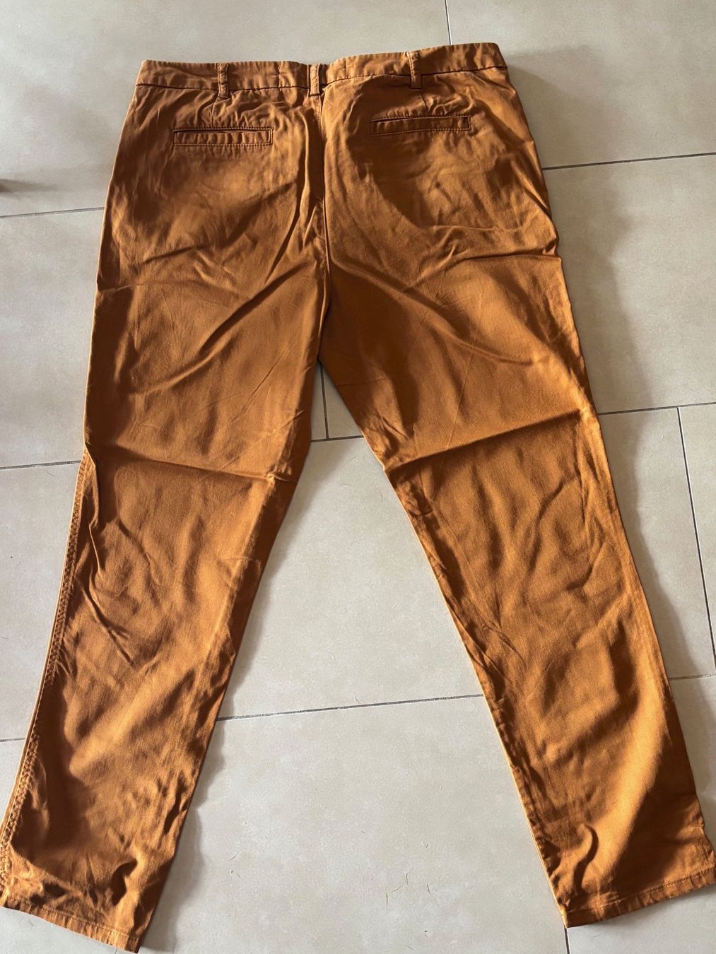 Benetton Pantaloni: Pantalon en coton couleur ocre, taille 42 – Usato da Grand-Lancy venduto da hip_2rbd 1