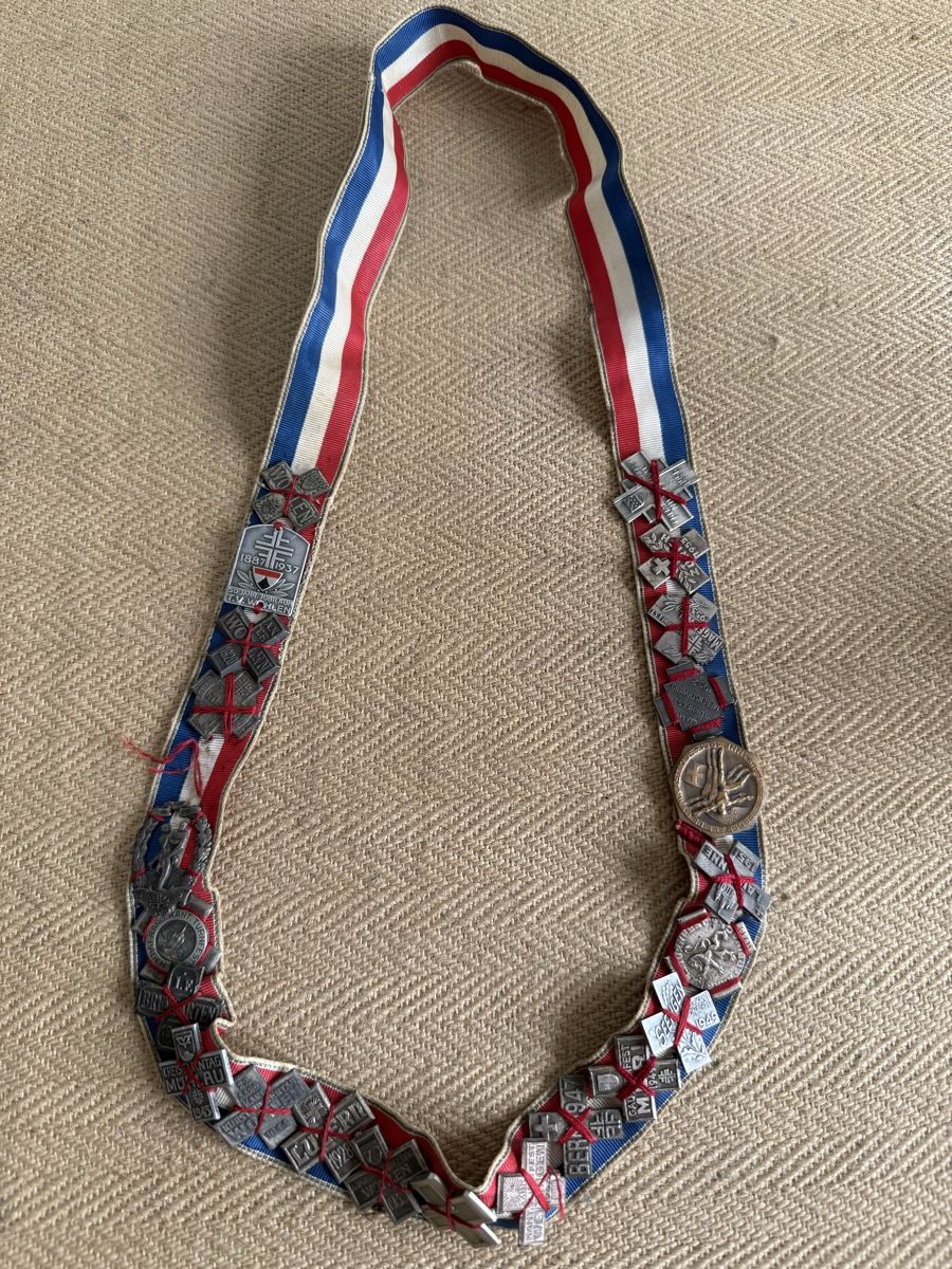 Placchette & Badge: Turnerband mit 23 Abzeichen ab 1920 – Usato da Konolfingen venduto da petzipetz