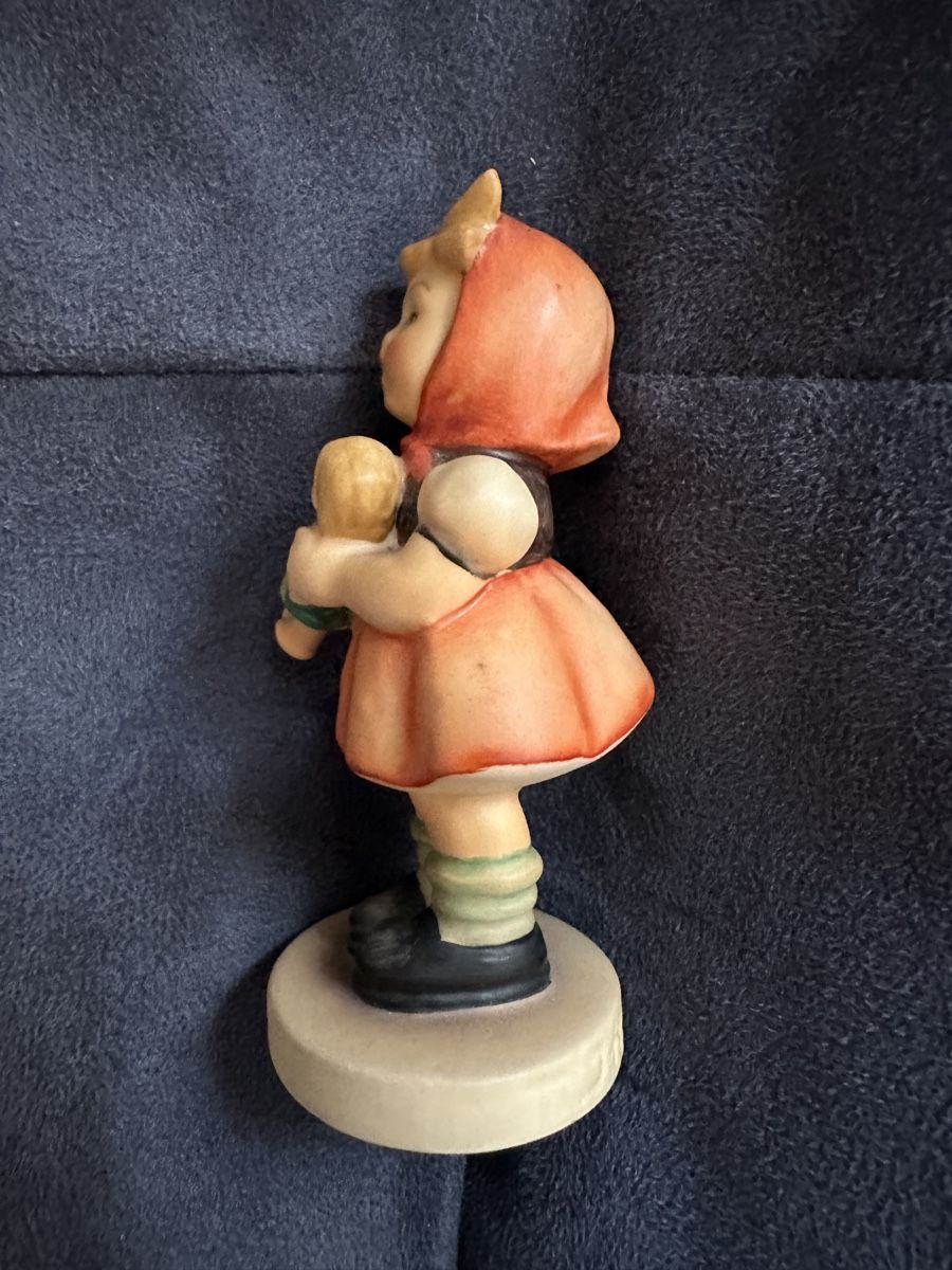 Alle Dekorationen: Hummel Figur Nr. 239/B, Mädchen mit einer Puppe – Gebraucht aus Brig von Invert 6