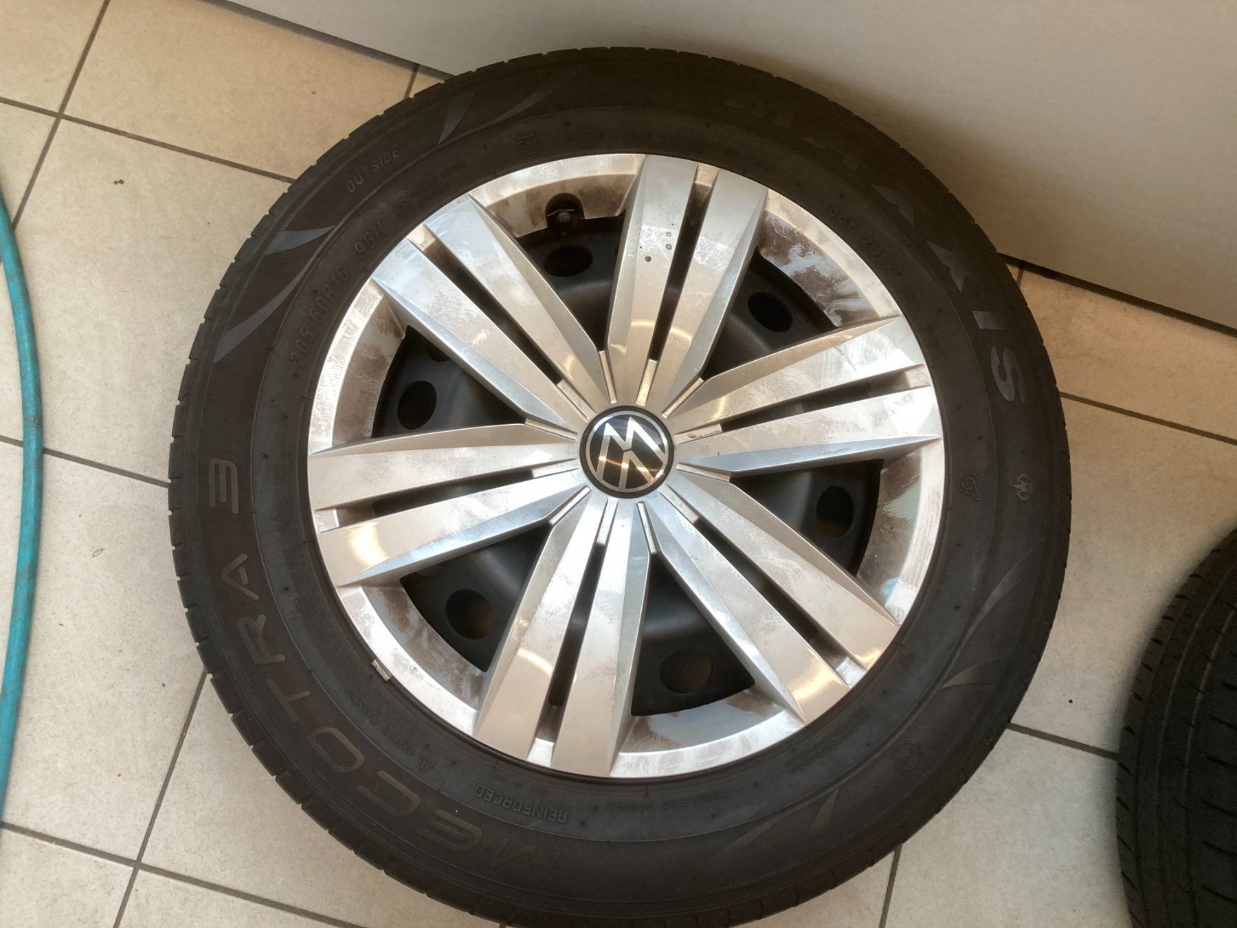 Volkswagen Pneumatici & Ruote complete: VW Caddy Sommerräder 205/60R16 – Usato da Cham venduto da WB2223 4