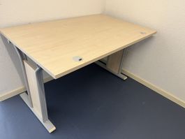 Schreibtisch  mit Kabelkanal